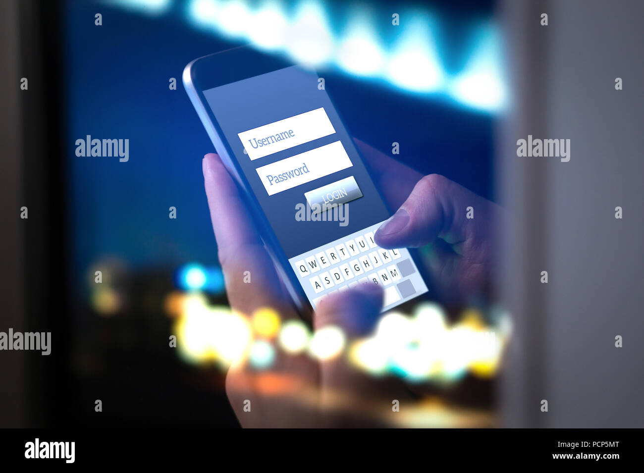 Login avec le smartphone de compte bancaire en ligne ou des renseignements personnels sur internet pendant la nuit. Taper des mains et à saisir son nom d'utilisateur et mot de passe pour une application. Banque D'Images