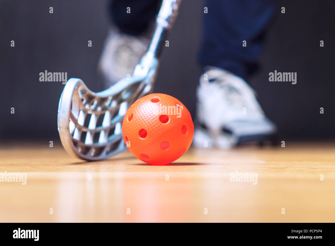 Joueur de floorball avec stick and ball. Le hockey en concept. Banque D'Images