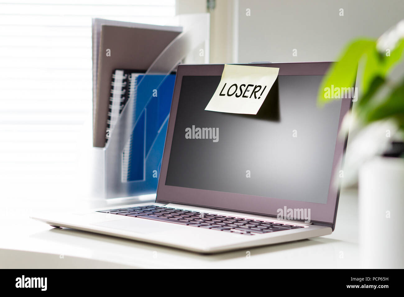 L'intimidation et le harcèlement en milieu de concept. Message pour dire collègue et collaborateur d'un autre employé. Perdant le texte sur un papier collant. Banque D'Images