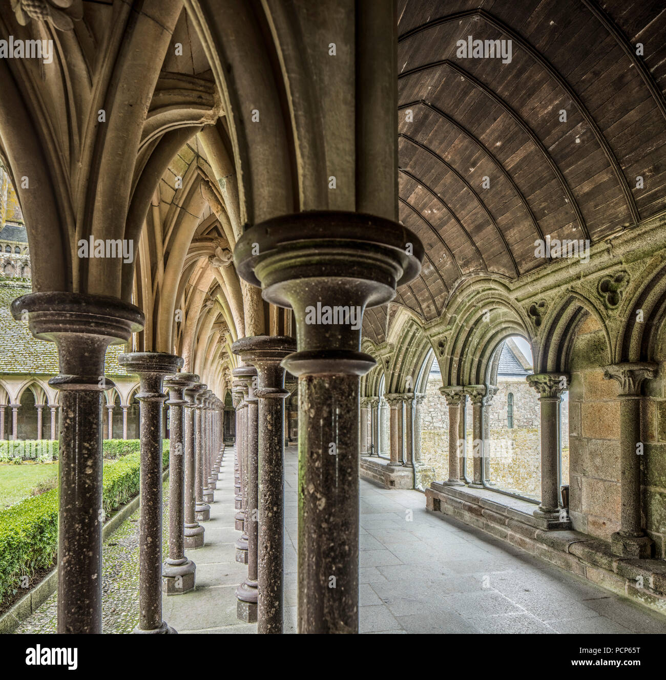 Le Mont-Saint-Michel (St Michael's Mount), en Normandie, au nord-ouest de la France : cloître de l'abbaye (non disponible pour la production de cartes postales) Banque D'Images