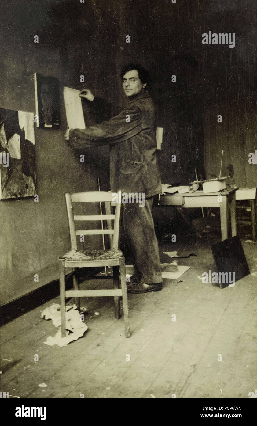 Amedeo Modigliani dans son studio, ch. 1915. Banque D'Images Amedeo Modigliani dans son studio, ch. 1915. Banque D'Images