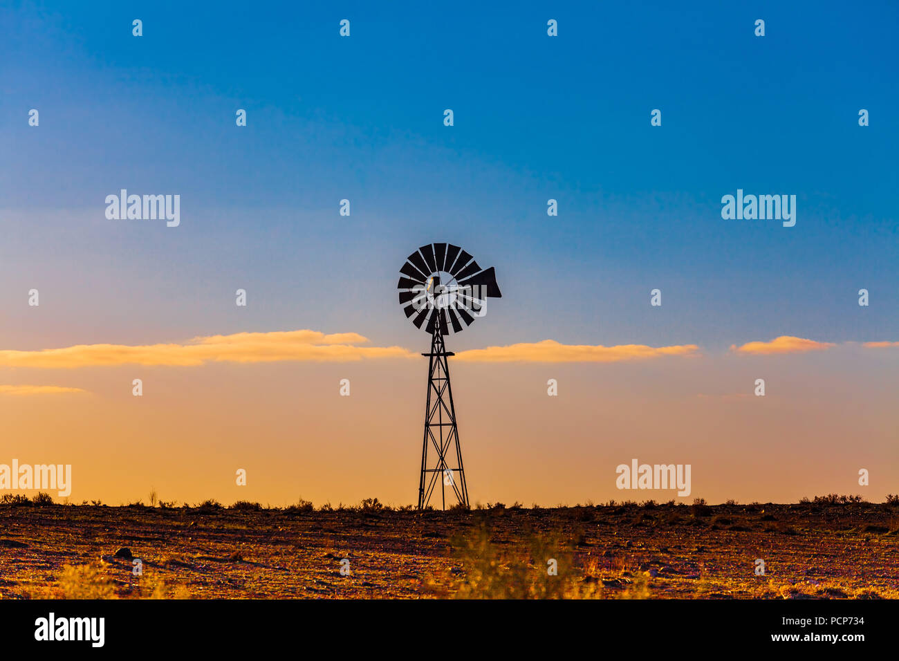 Moulin dans le sud de l'Australie au coucher du soleil Banque D'Images