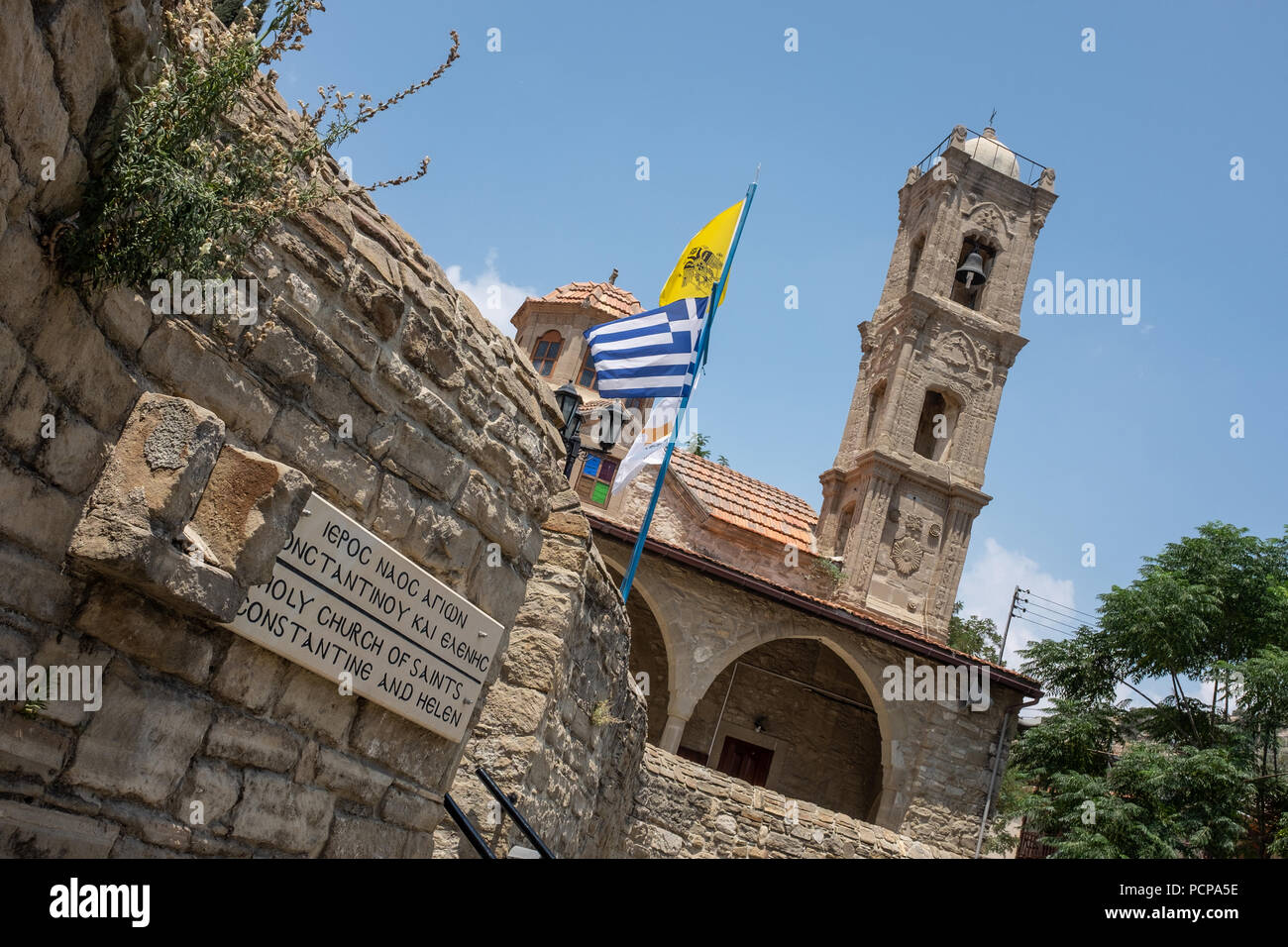 Vue extérieure de l'église Sainte Église picteresque des saints Constantin et Hélène situé dans le pittoresque village de Tochni Larnaca, Chypre de Région Banque D'Images