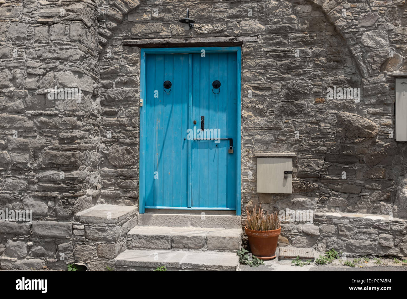 Portes bleues avec un visage sur Maison dans le village pittoresque de Tochni, dans la région de Larnaca Chypre Banque D'Images
