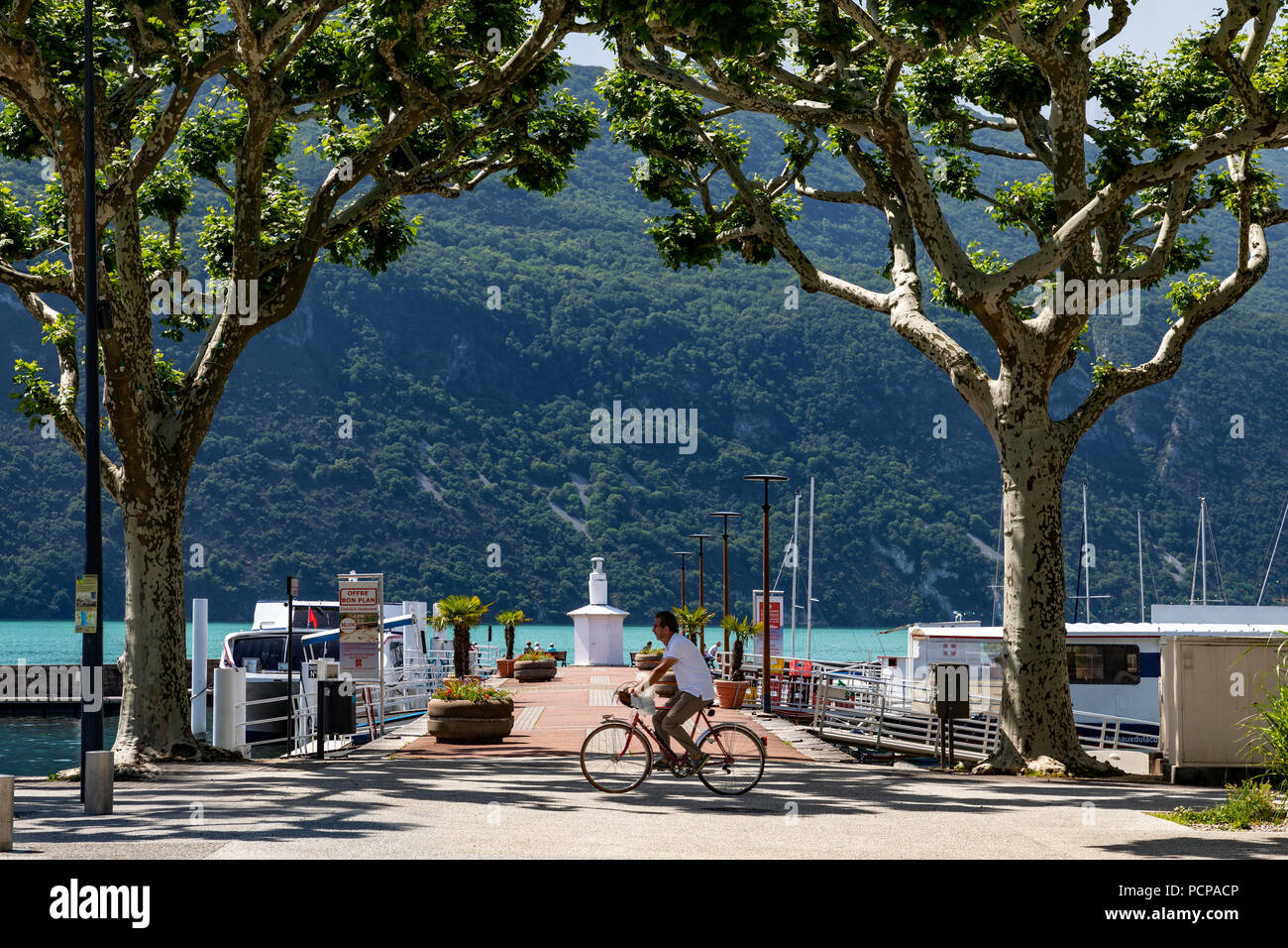 Le boulevard bordé d'arbres du lac du Grand Port dans la ville d'Aix les Bains dans le Auvergne-Rhone et la région sud-est de la France. Sur l'Est Banque D'Images