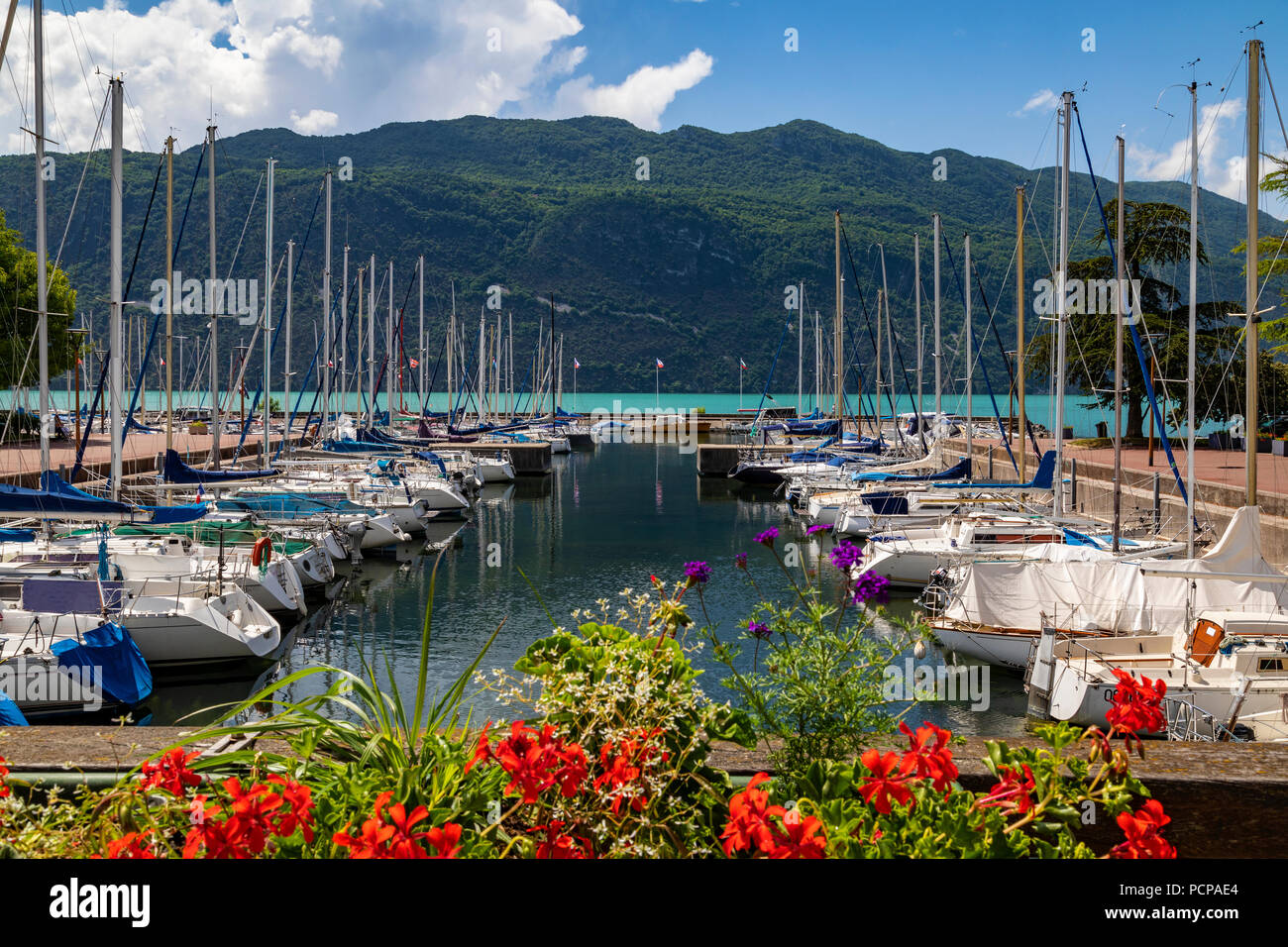 Du Grand Port dans la ville d'Aix les Bains en Auvergne-Rhone et la région sud-est de la France. Sur la rive est du lac du Bourget (Lac du B Banque D'Images