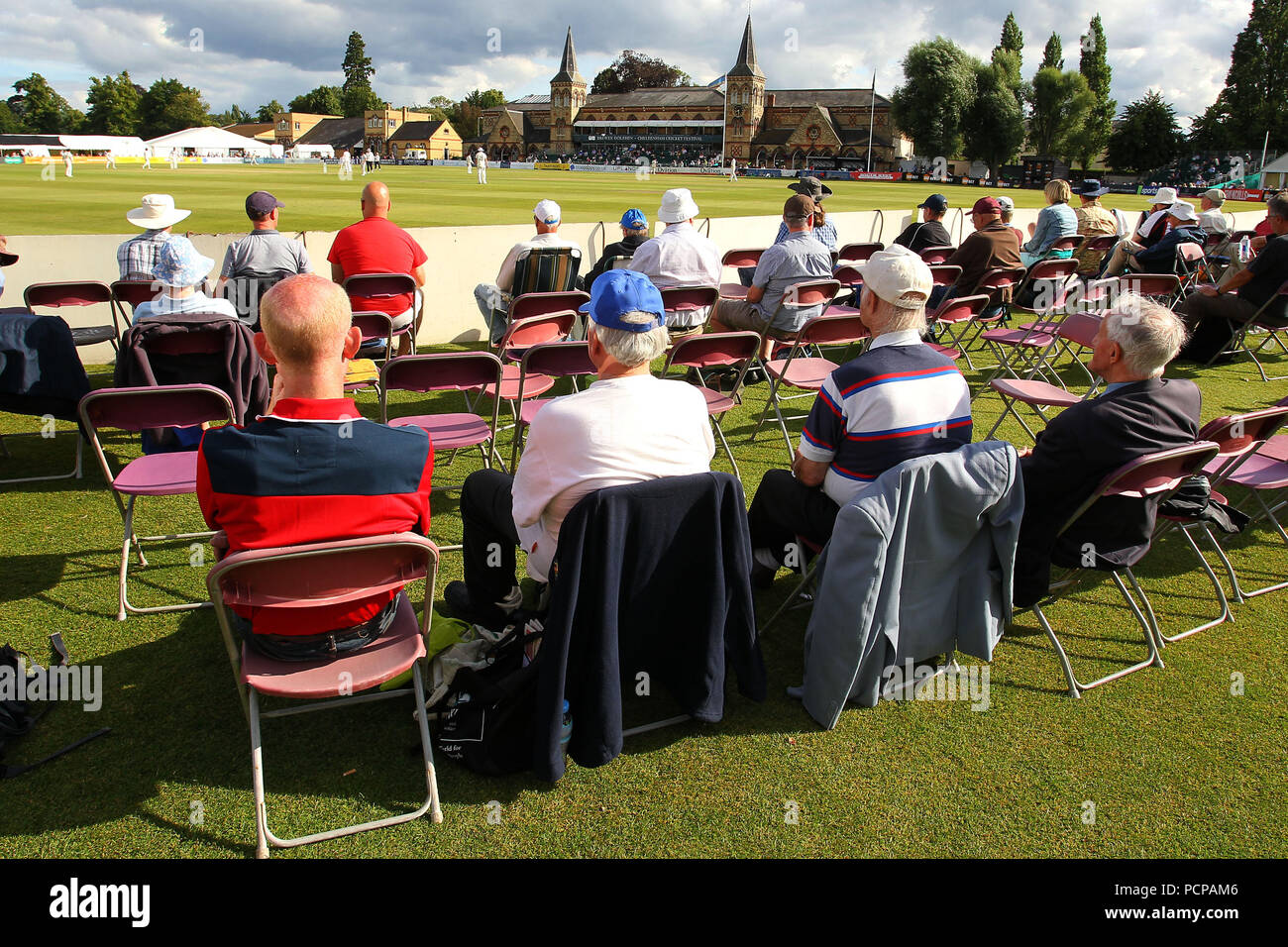 Vue générale de la terre en tant que spectateurs au cours de la CCC vs Gloucestershire CCC, Essex County Championship Division 2 Specsavers à Chelten Cricket Banque D'Images