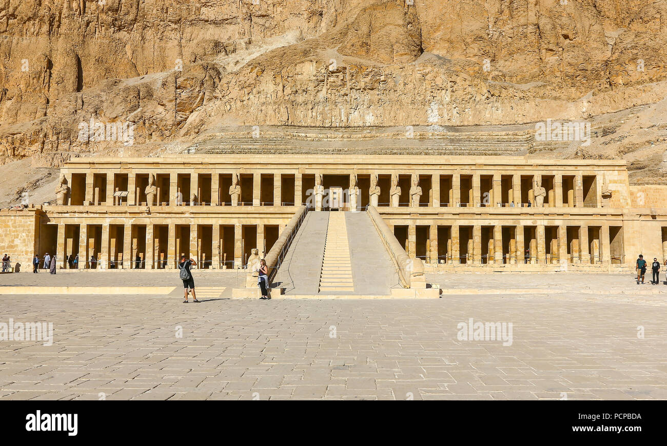 Le temple funéraire d'Hatchepsout, Deir el-Bahari, Louxor, Egypte, Afrique du Sud Banque D'Images