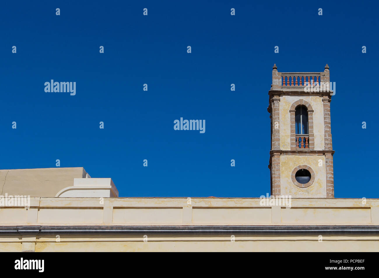 Ligne de la partie supérieure du bâtiment et une tour. L'architecture portugaise dans la forteresse El Jadida, Maroc. Ciel bleu clair lumineux. Banque D'Images