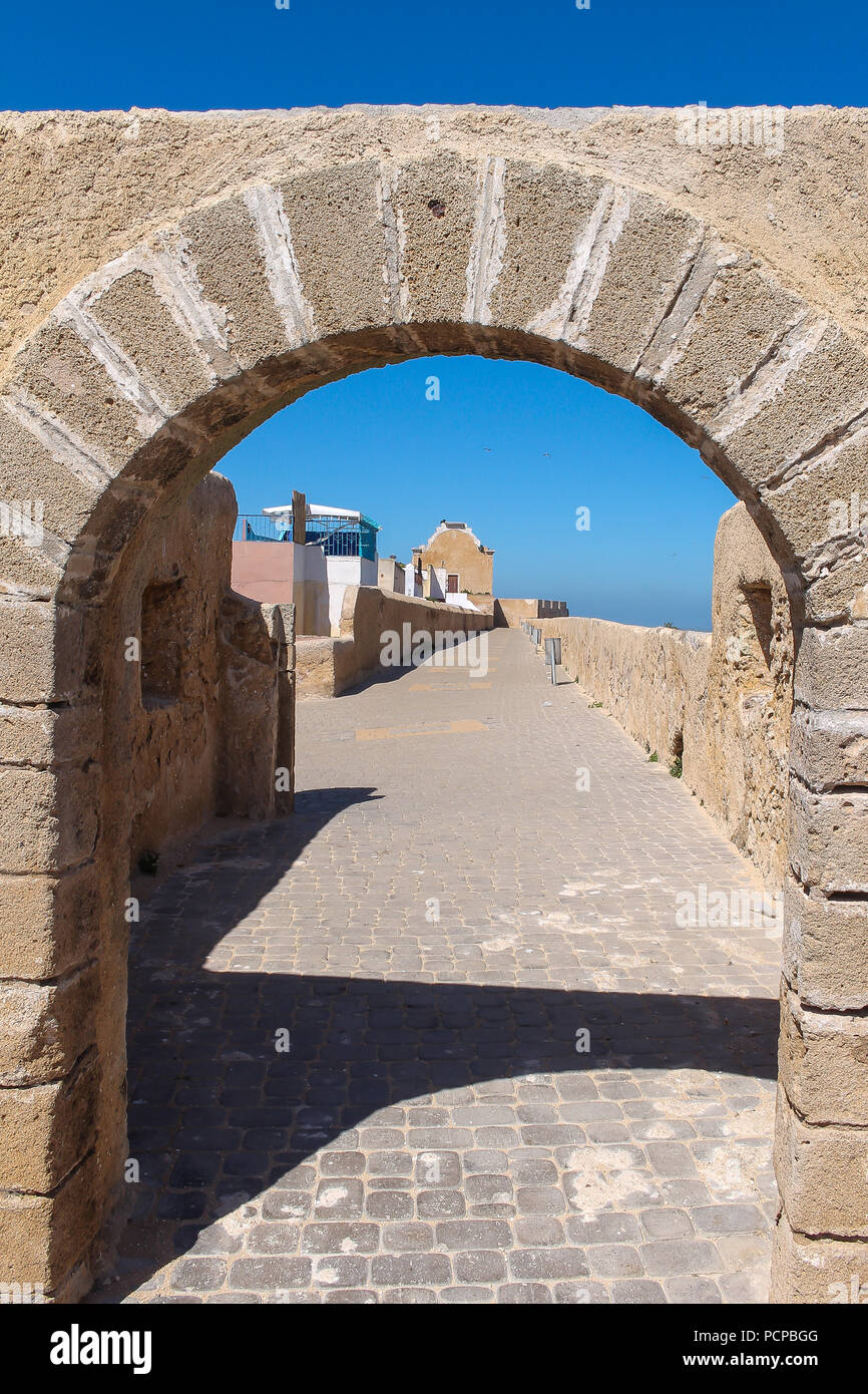 Patrimoine historique, ancienne forteresse portugaise. Porte avec une arche, faite de pierres. Dans l'arrière-plan bâtiment de la vieille synagogue. Chemin sur le côté Banque D'Images