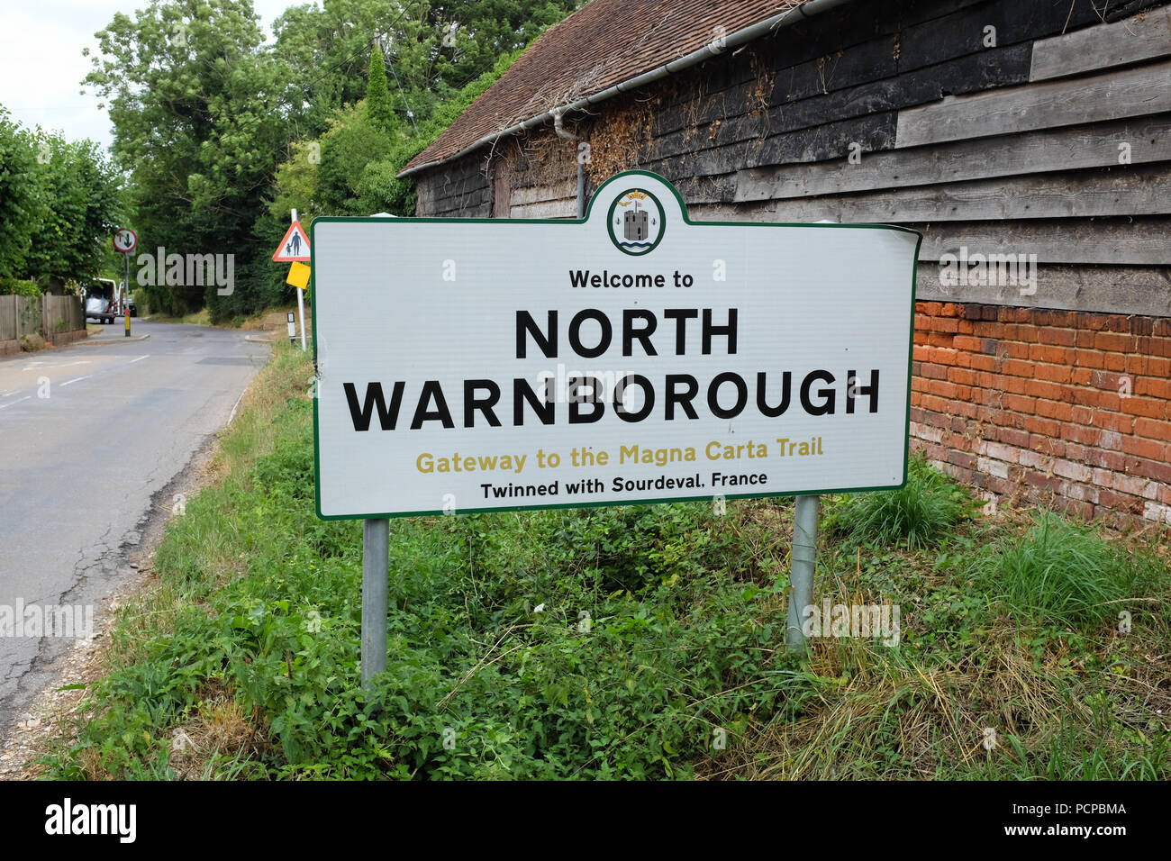 Un signe pour le village de North Warnborough près de Odiham dans le Hampshire, en Angleterre. Banque D'Images