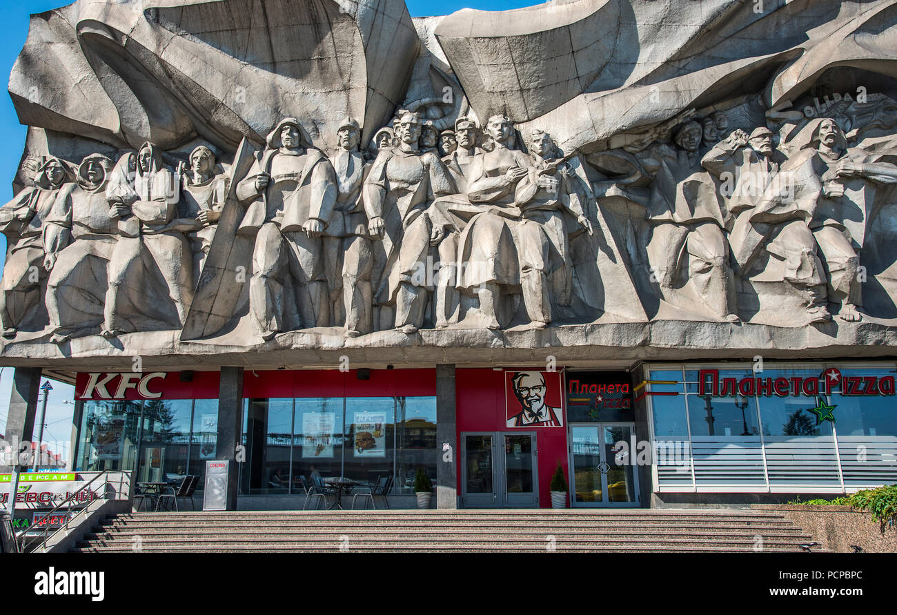 Le réalisme socialiste soviétique avec KFC sculpture ci-dessus. Minsk, Bélarus Banque D'Images