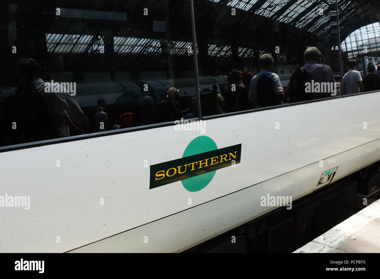 Un wagon de chemin de fer du Sud à la gare de Brighton à Brighton, Angleterre. Banque D'Images