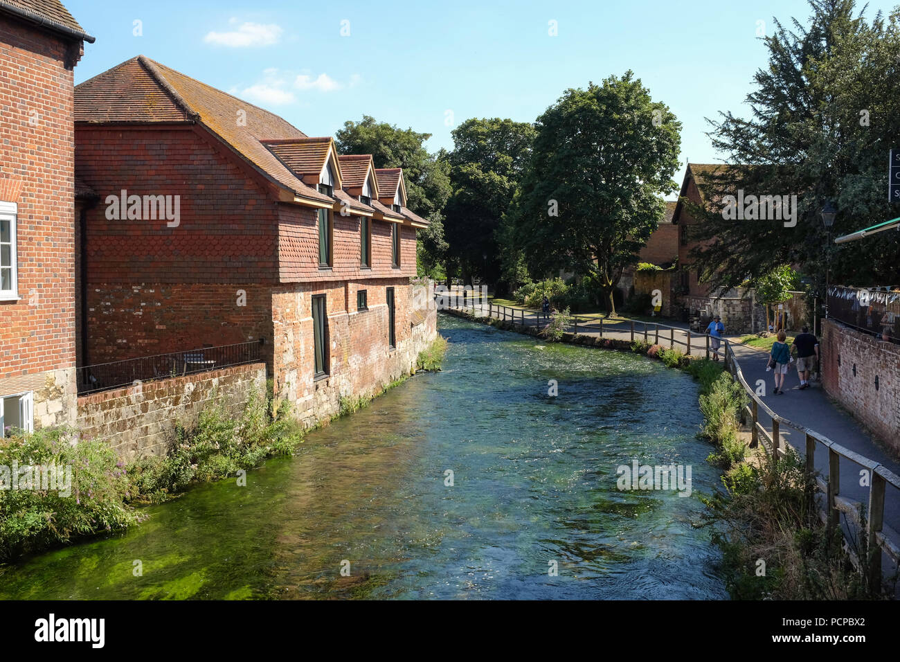 L'Itchen River off Colebrook Street à Winchester, Hampshire, Angleterre. Banque D'Images