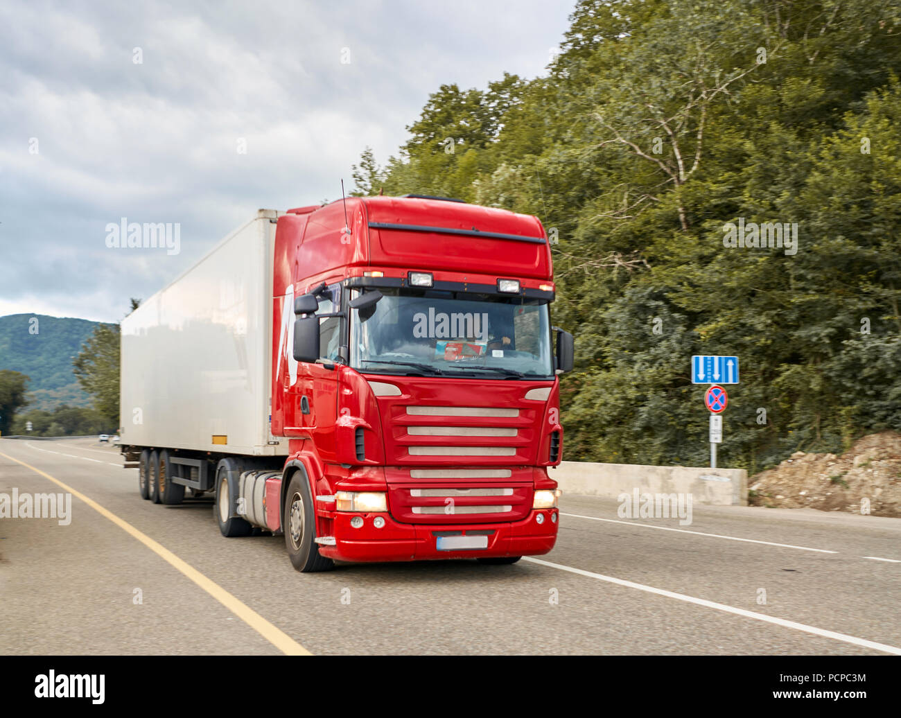 Gros camion Banque de photographies et d'images à haute résolution - Alamy