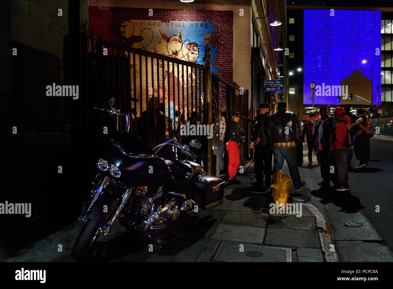 Club de moto dans les rues du centre-ville de Los Angeles la nuit. Banque D'Images