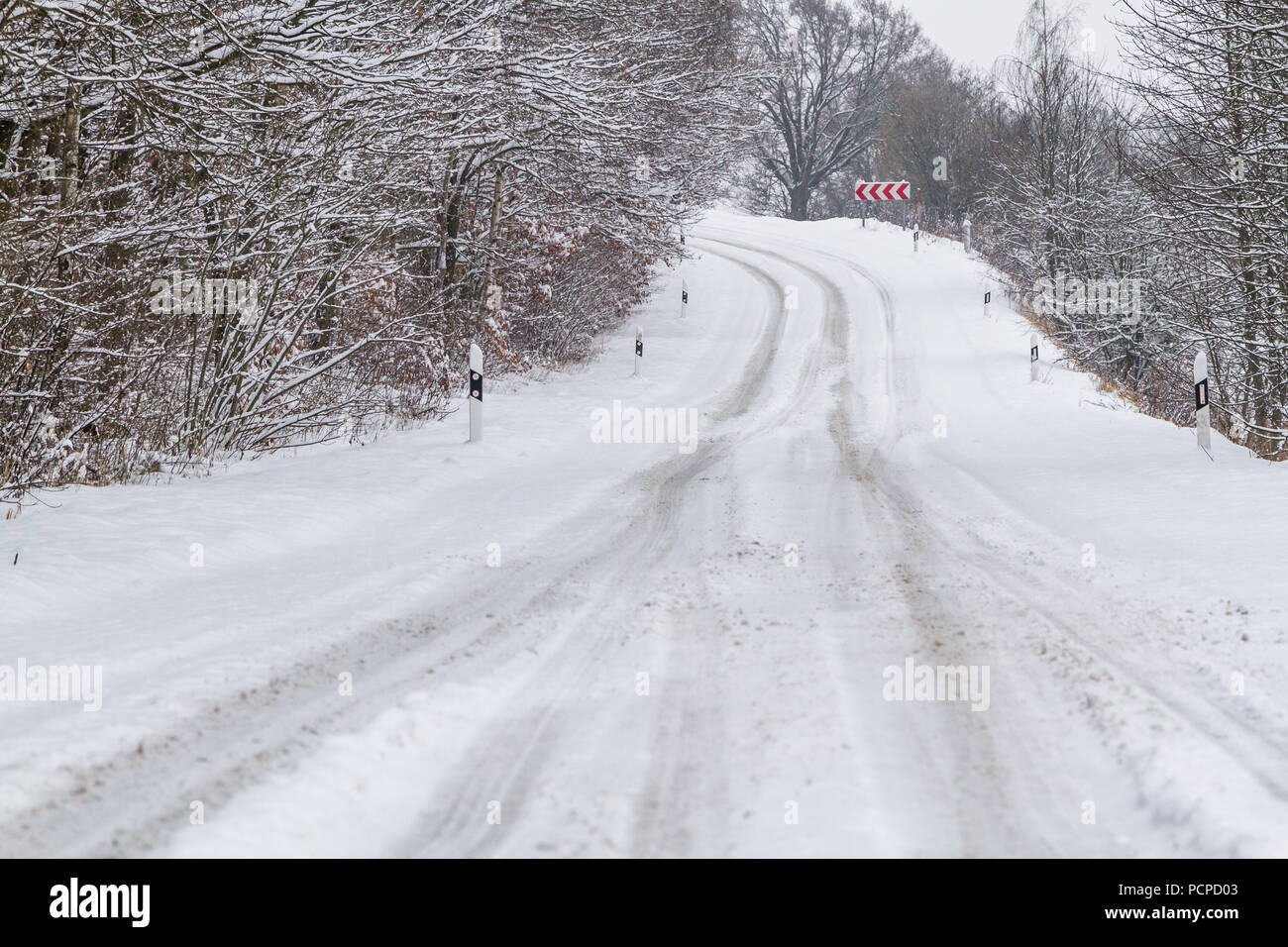 Schneeglatte Straßen im Gebirge Banque D'Images