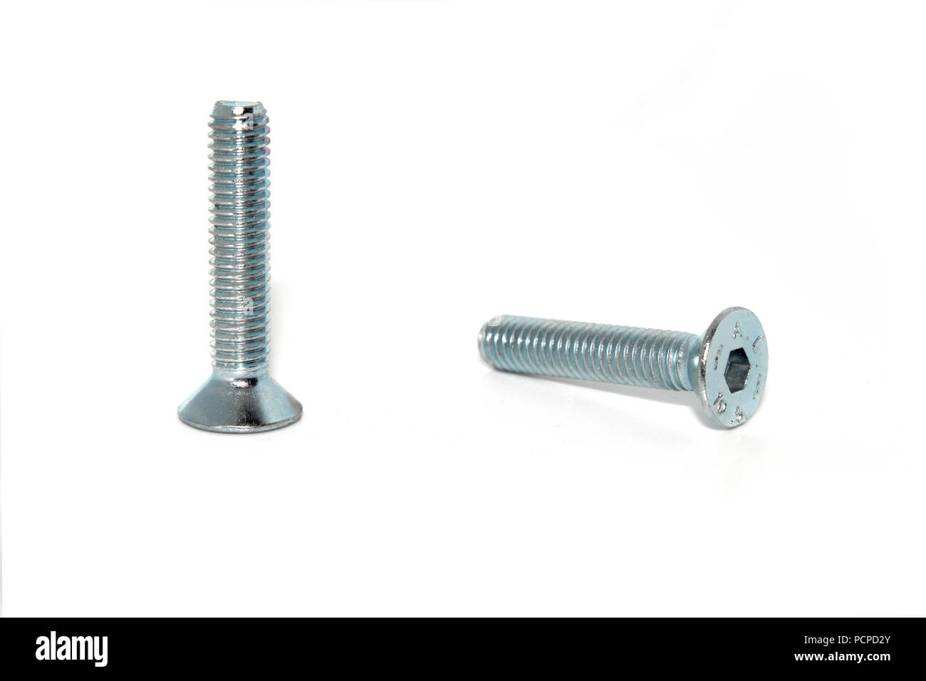 Un couple des vis en acier industriel galvanisé isolé sur fond blanc Banque D'Images