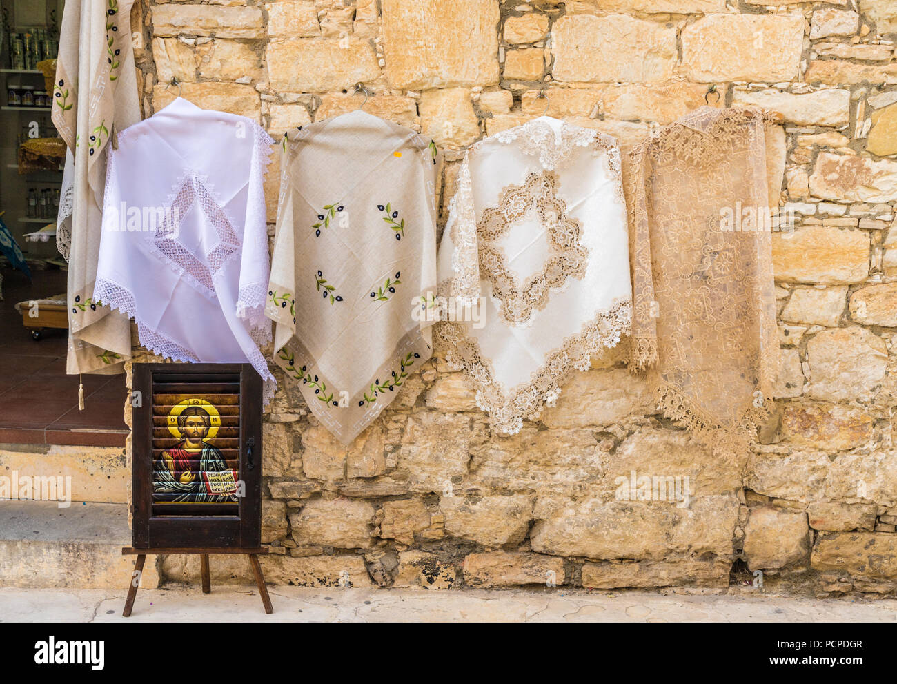 Omodos, Chypre. Mai 2018. Dentelle locale à vendre dans le village traditionnel de Omodos à Chypre. Banque D'Images