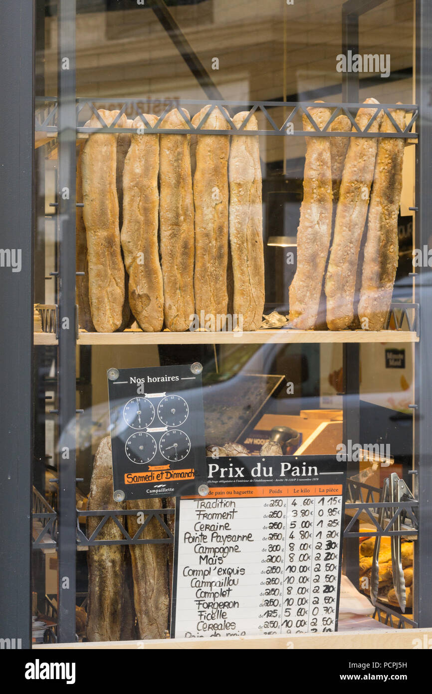 Baguette française Paris - Baguette loafs vu à travers une fenêtre d'une boulangerie parisienne (boulangerie), la France, l'Europe. Banque D'Images