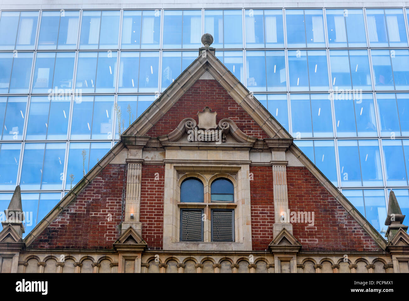 12-10-2017 Londres, Royaume-Uni. Le contraste de l'ancien et de nouveaux immeubles de bureaux. Photo : © Simon Grosset Banque D'Images