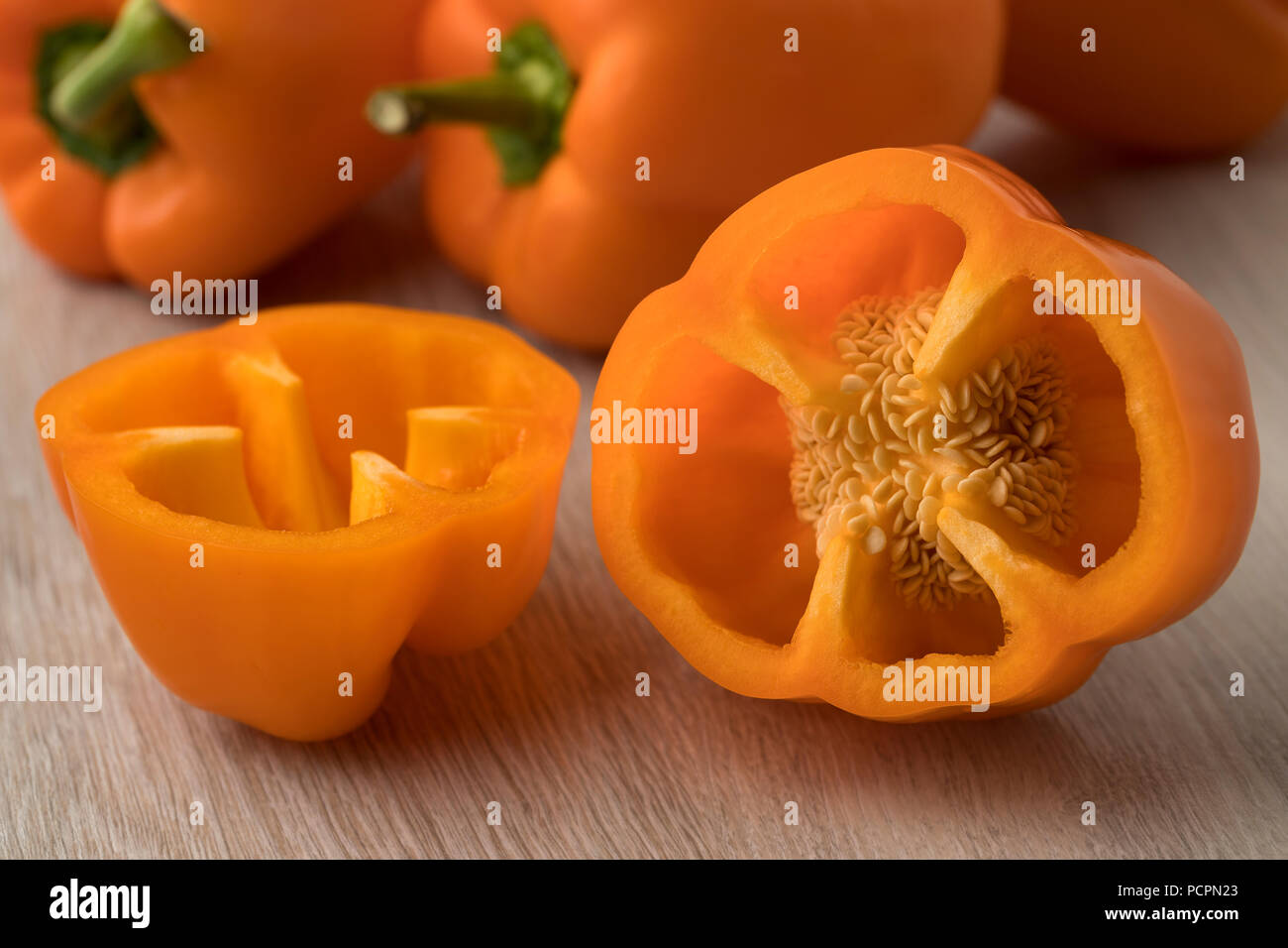 Toute matière première et poivrons orange douce moitié libre Banque D'Images Toute matière première et poivrons orange douce moitié libre Banque D'Images