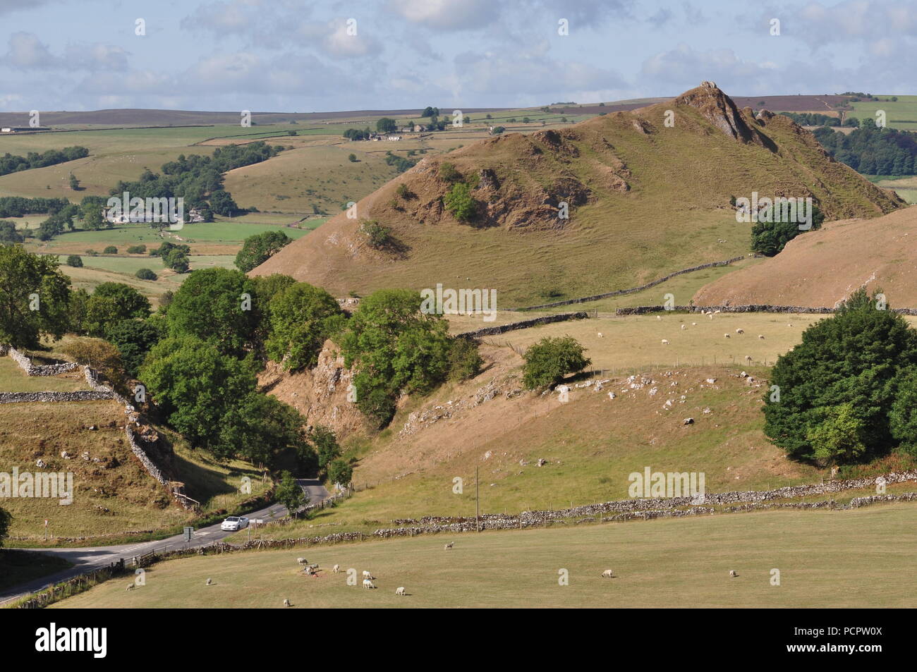 Glutton Dale, avec Parkhouse Hill dans l'arrière-plan, vu de Earl Sterndale, la colombe, la vallée de la Broye, UK Banque D'Images