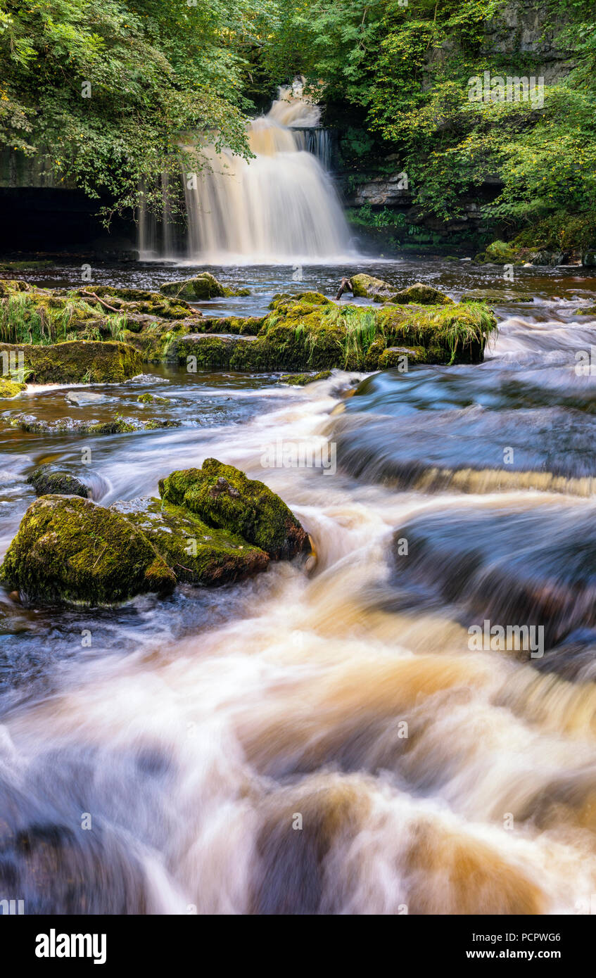 Chaudron Falls au joli village de West Burton dans le Yorkshire Dales Banque D'Images