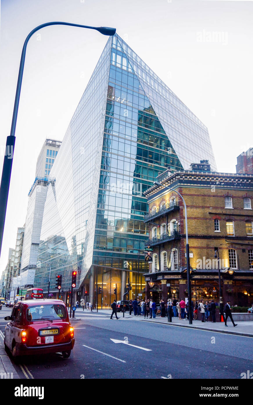 L'Albert Pub, éclipsé par l'Édifice de la plus moderne, Westminster, London, UK Banque D'Images