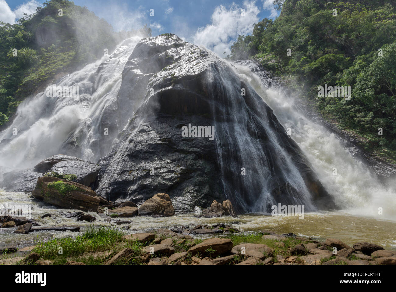 Vue avant de la Cachoeira da Fumaça Smoky (Cascade), l'état d'Espirito Santo, au Brésil. Banque D'Images Vue avant de la Cachoeira da Fumaça Smoky (Cascade), l'état d'Espirito Santo, au Brésil. Banque D'Images