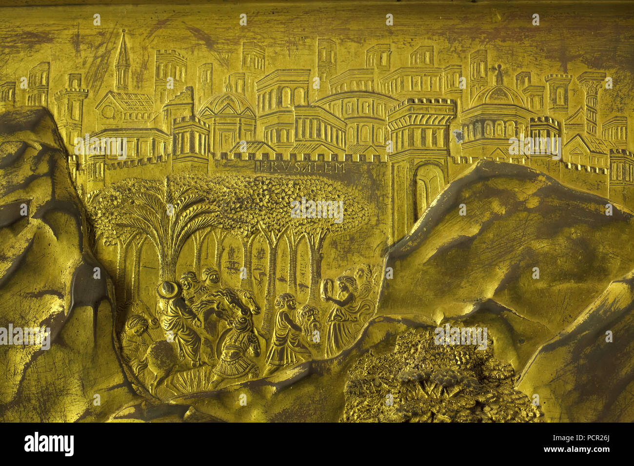 David retourne à Jérusalem avec la tête de Goliath, représentée dans le panneau en bronze doré de la Portes du Paradis (Porta del Paradiso) conçu par l'Italien Lorenzo Ghiberti sculpteur du début de la Renaissance pour le baptistère de Florence (Battistero di San Giovanni), maintenant exposée dans le Museo dell'Opera del Duomo (Musée de l'Œuvre de la cathédrale de Florence) à Florence, Toscane, Italie. est représenté au premier plan. Banque D'Images