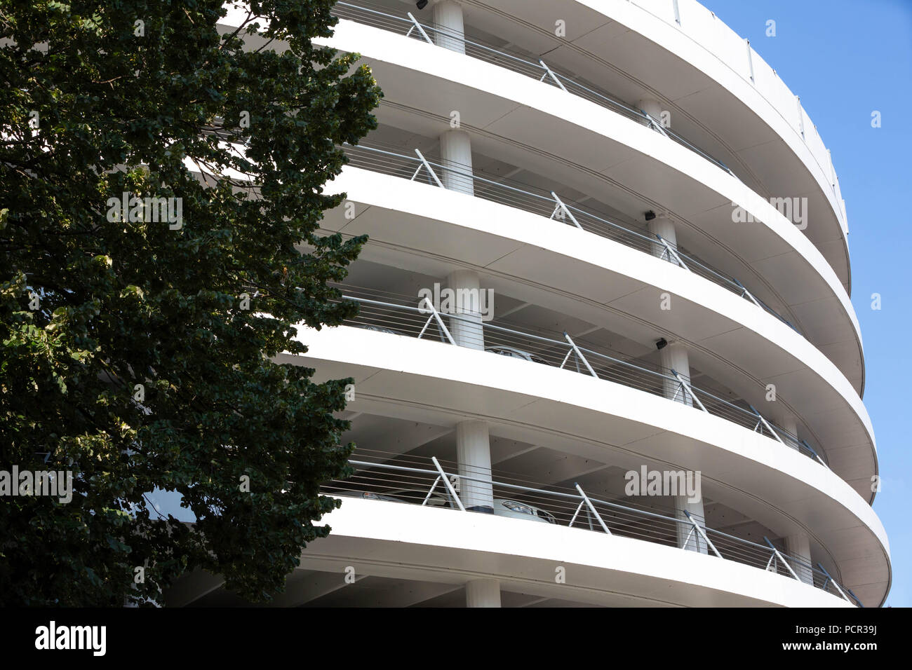 FRANCE, TOULOUSE - Juillet 9, 2018 : Détail de la spirale restauré parking Les Carmes, avec un ciel bleu. Banque D'Images