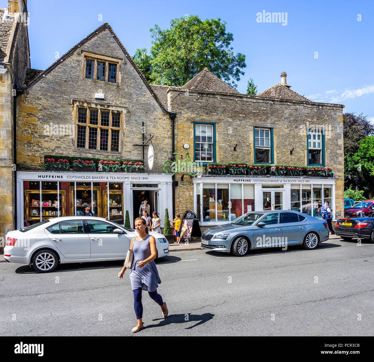 Étranges inclinaisons windows dans l'historique ville de Cotswold Bourton on the Water dans le Gloucestershire, Royaume-Uni le 3 août 2018 Banque D'Images