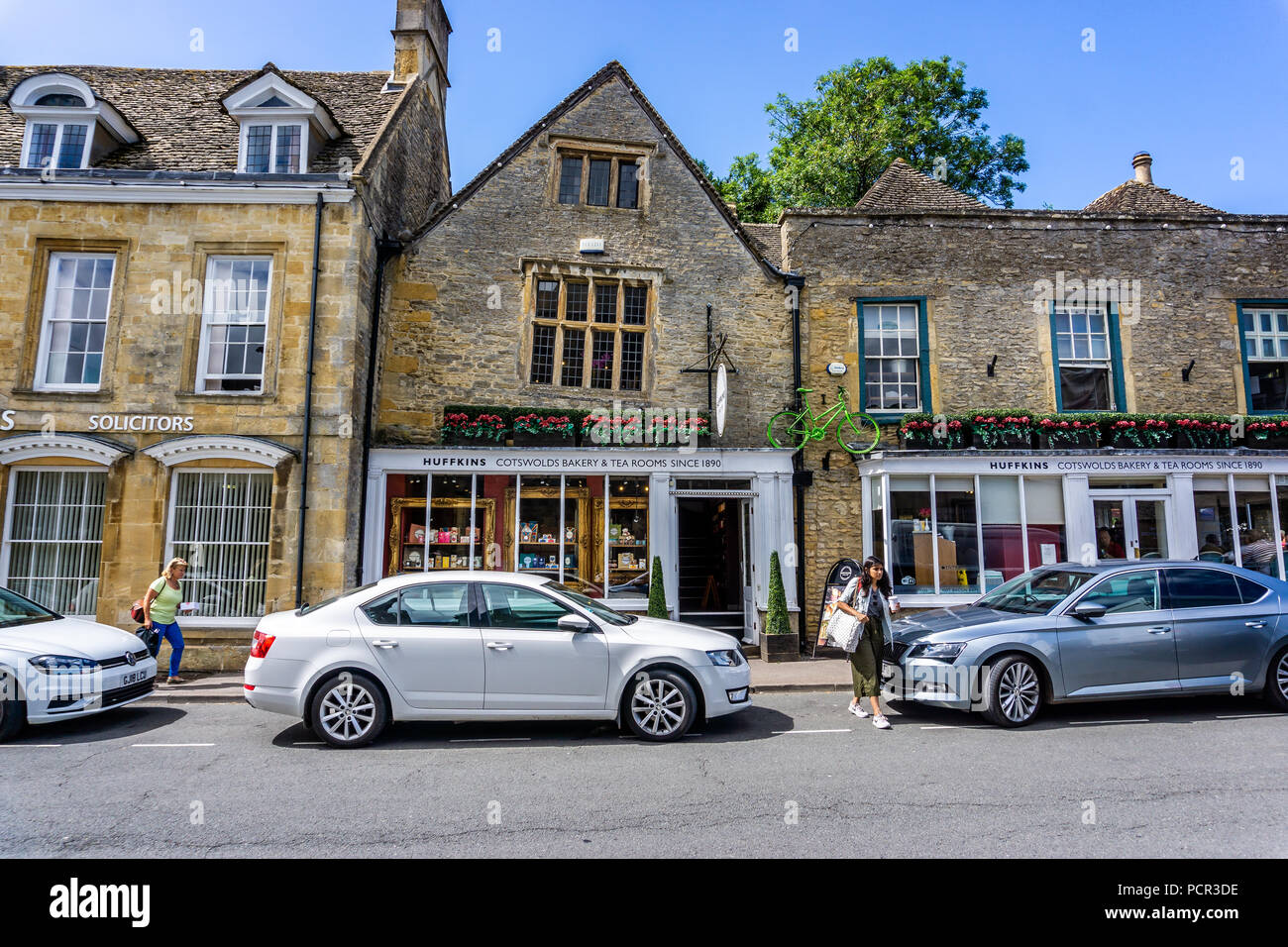 Étranges inclinaisons windows dans l'historique ville de Cotswold Bourton on the Water dans le Gloucestershire, Royaume-Uni le 3 août 2018 Banque D'Images