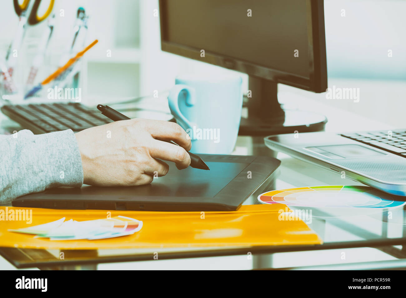 Concepteur à l'aide de tablette graphique au bureau Banque D'Images