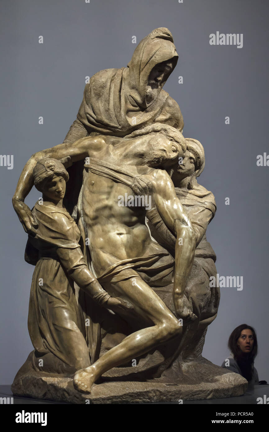Syndicat observe la statue en marbre connu sous le nom de la Pietà de Florentin sculpteur italien de la Renaissance Michel-Ange Buonarroti (ca. 1547-1555) sur l'affichage dans le Museo dell'Opera del Duomo (Musée de l'Œuvre de la cathédrale de Florence) à Florence, Toscane, Italie. Banque D'Images