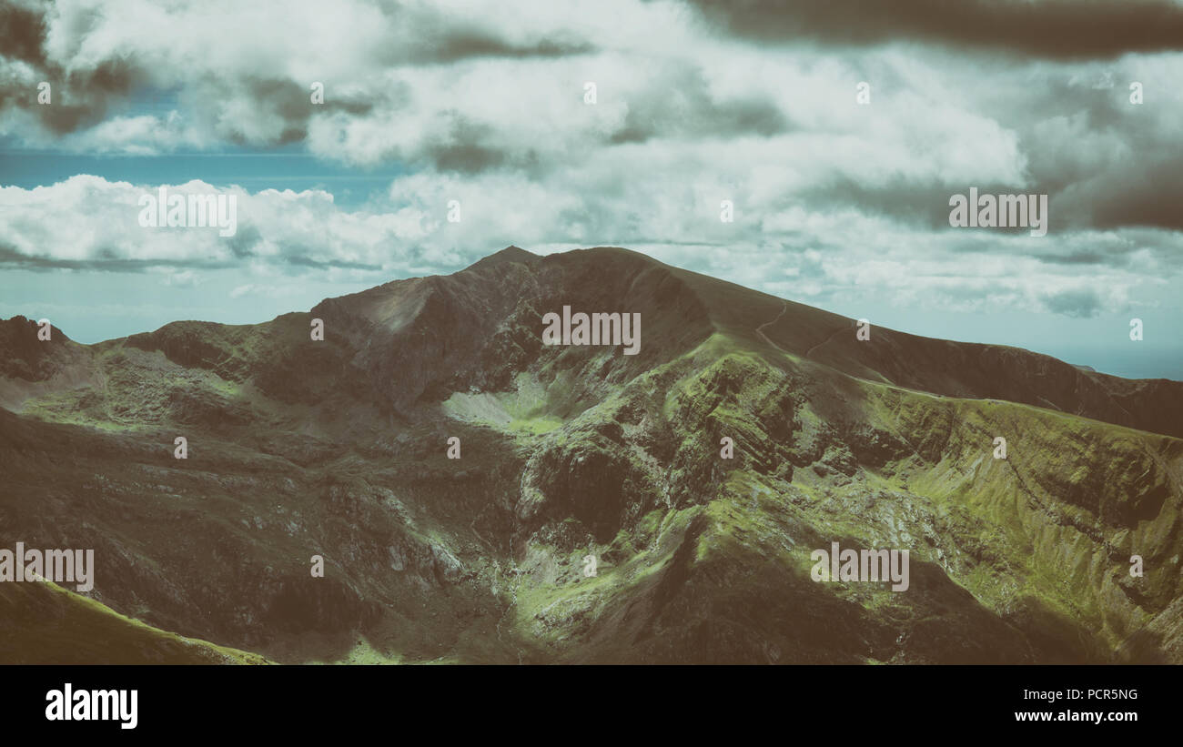 Massif du Snowdon depuis le sommet d'Y Garn dans le Parc National de Snowdonia Banque D'Images