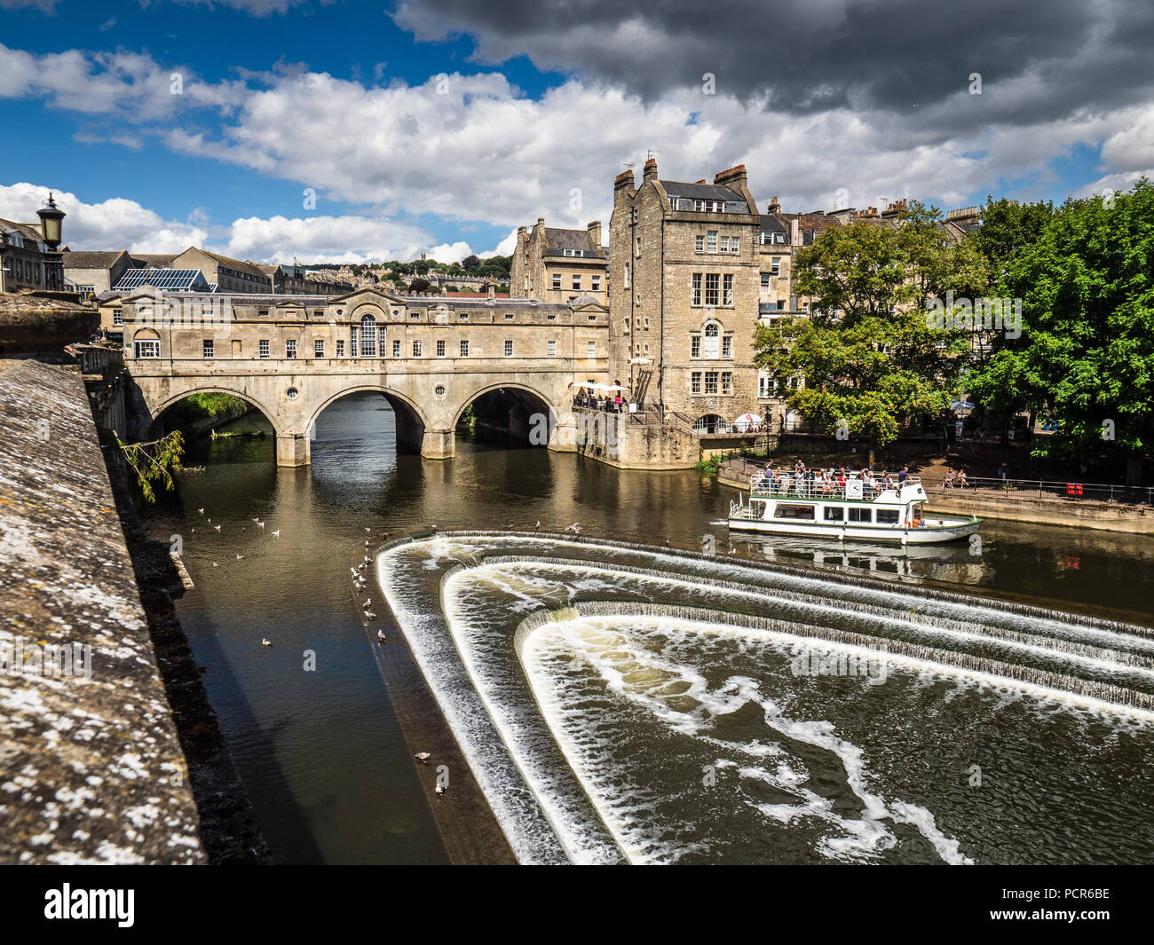 Tourisme - Bath Pulteney Bridge dans le centre historique de Bath, Somerset, Royaume-Uni. Le pont a été achevé en 1774, conçu par Robert Adam - style palladien Banque D'Images