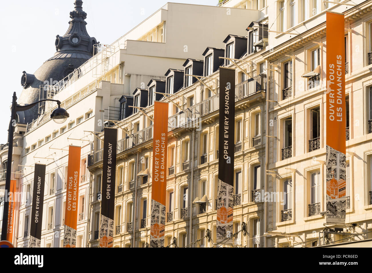 BHV Paris Department Store - Le magasin BHV Marais vu de la rue Rivoli à  Paris, France Photo Stock - Alamy