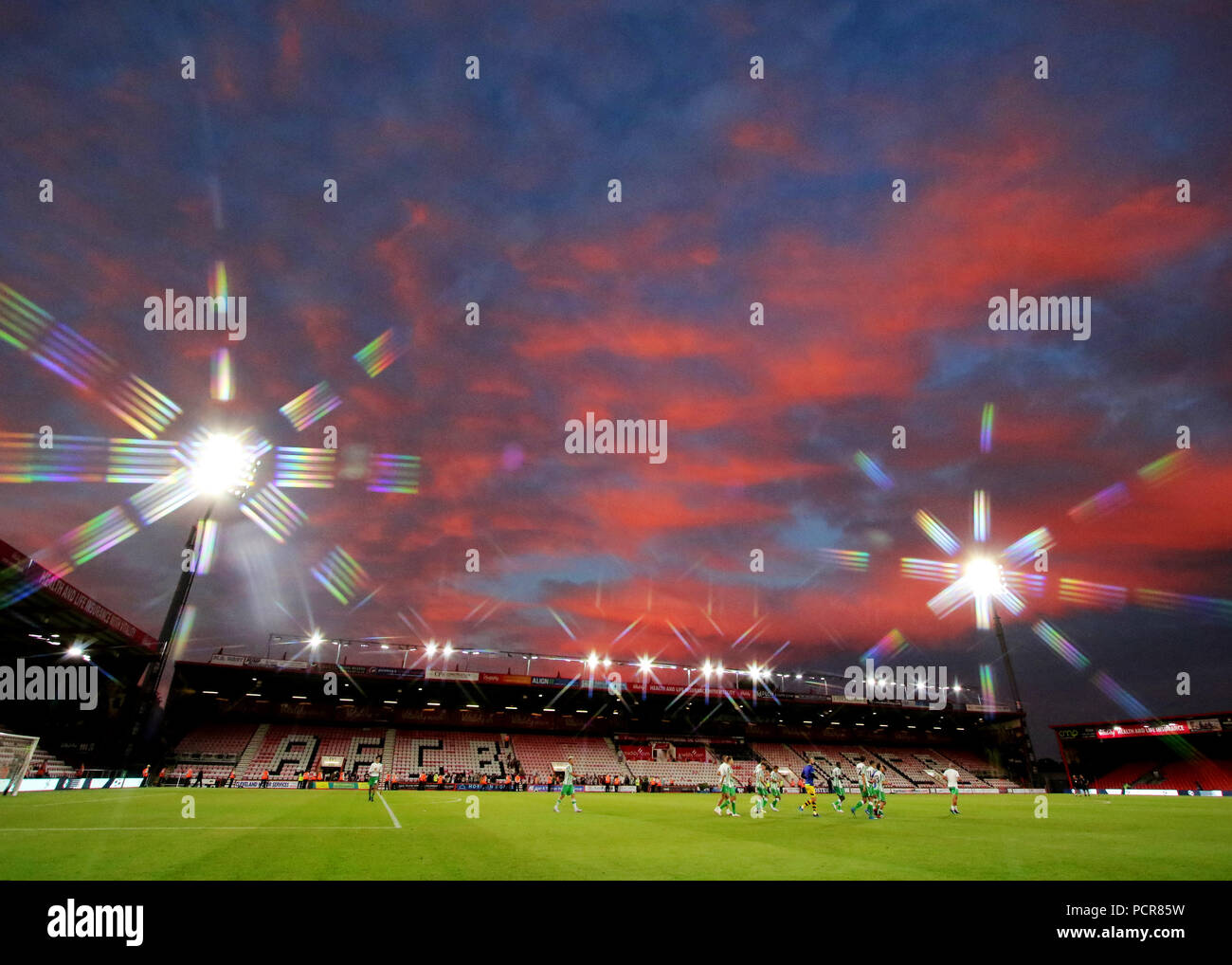 Real Betis au chaud jusqu'à plein temps que le soleil se couche sur la vitalité Stadium lors de la pré-saison friendly au stade de vitalité, de Bournemouth. Banque D'Images