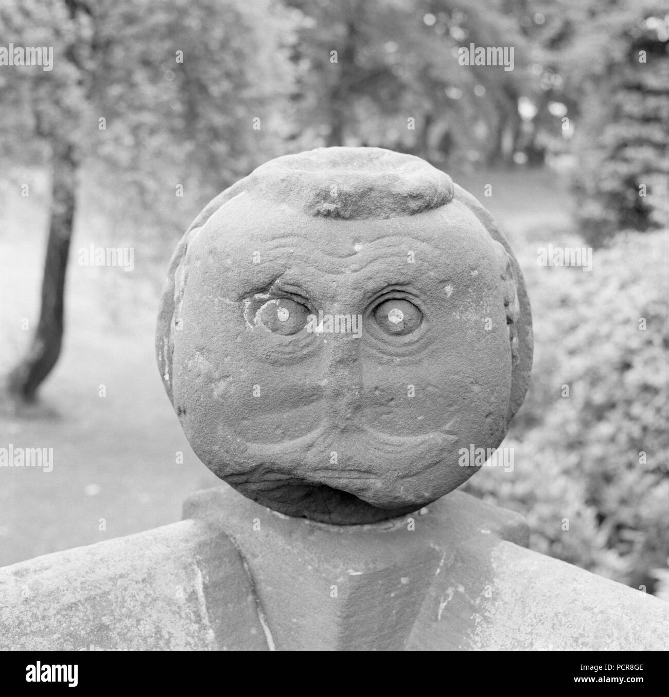 Tête en pierre de style victorien sculpté sur un mur de jardin, Speke Hall, Liverpool, Merseyside, c1945-c1980. Artiste : Eric de Maré. Banque D'Images