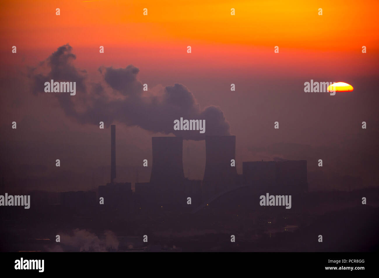 RWE Power centrale de charbon dans le lever du soleil avec nuage de fumée, les tours de refroidissement, l'ancien réacteur à haute température, l'ex-centrale nucléaire, Hamm, Ruhr, Rhénanie du Nord-Westphalie, Allemagne Banque D'Images