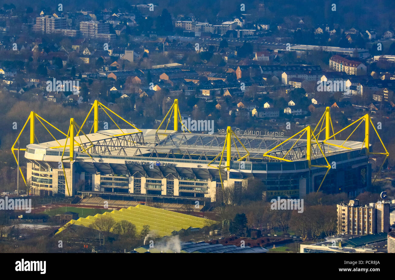 Vue sur le Westfalenstadion, Signal Iduna Park, Dortmund, Ruhr, Rhénanie du Nord-Westphalie, Allemagne Banque D'Images