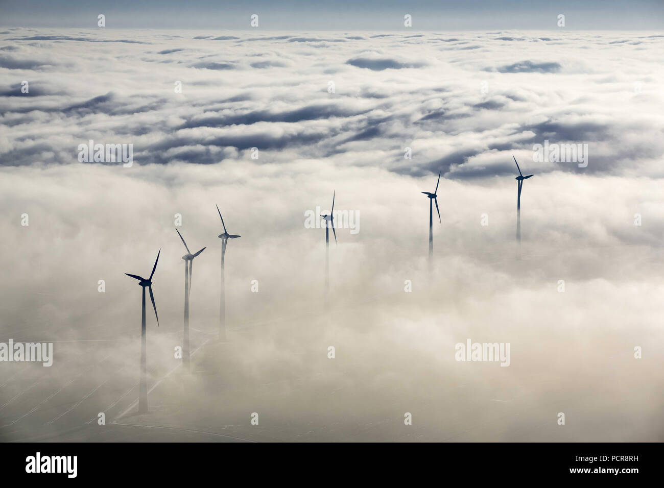 Les éoliennes, les éoliennes, l'énergie de remplacement, l'énergie éolienne, éoliennes dans le nord du pays, l'énergie éolienne éoliennes émergeant de l'nuages, l'énergie renouvelable, Marsberg, Rhénanie-Palatinat, Hesse, Allemagne Banque D'Images