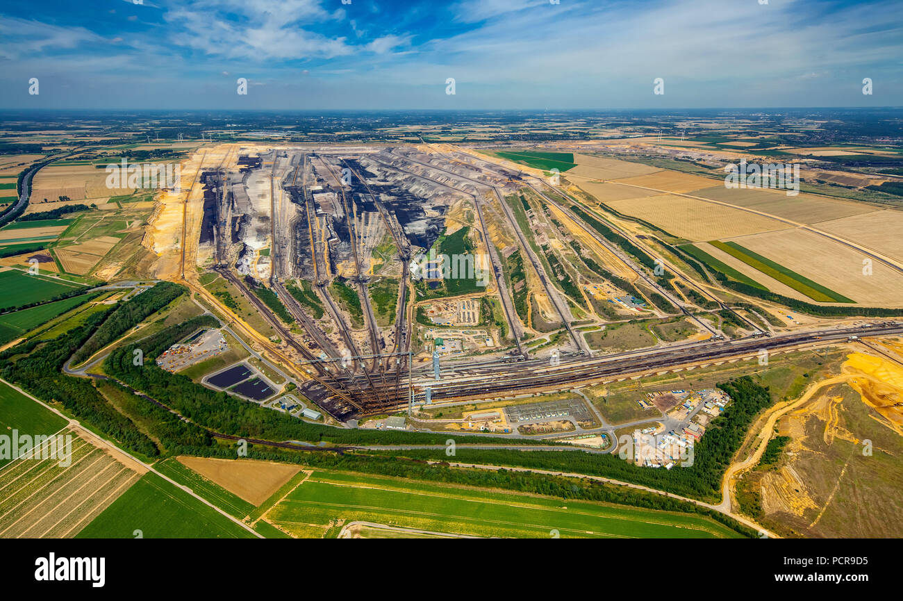 Brown coal mine Garzweiler I, avec la nouvelle autoroute sortie A44 et A61 près de Bedburg, Titz, Rhénanie du Nord-Westphalie, Allemagne, Banque D'Images
