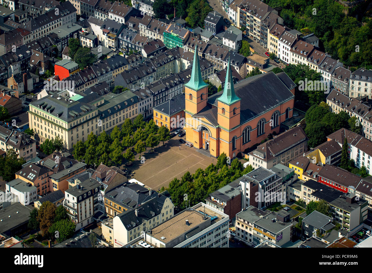 Basilique de Saint Laurent à Elberfeld est la principale église catholique de Wuppertal construit en style classique en grès rose, Wuppertal, région du Bergisches Land, Rhénanie du Nord-Westphalie, Allemagne Banque D'Images