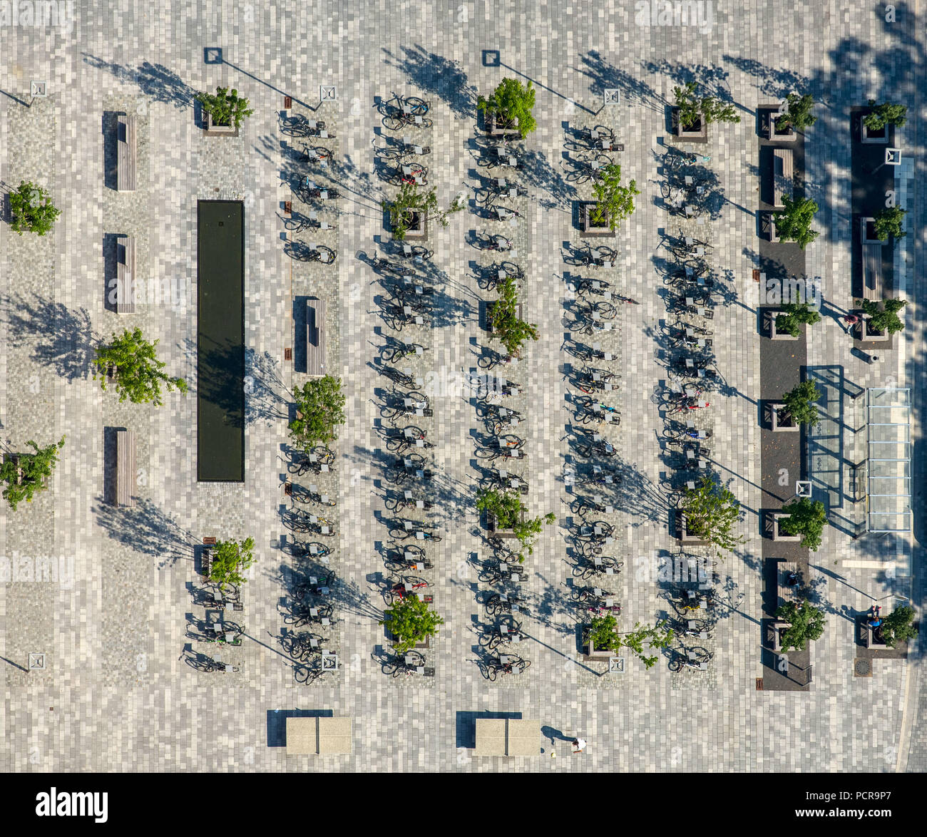 Des Vélos à des élèves du secondaire de l'am Gymnasium Place du marché sur la place du marché, vélo, location parking, Bünde, à l'Est de la Westphalie, Rhénanie-Palatinat, Allemagne Banque D'Images