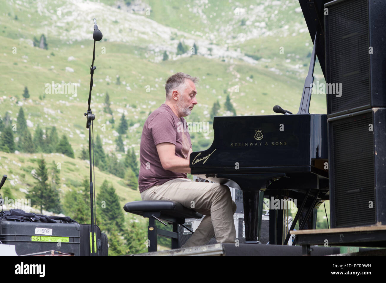 Altopiano del Montasio, Italie (3 août 2018) - le pianiste et compositeur français Yann Tiersen pendant sa performance parmi les Alpes italiennes Banque D'Images