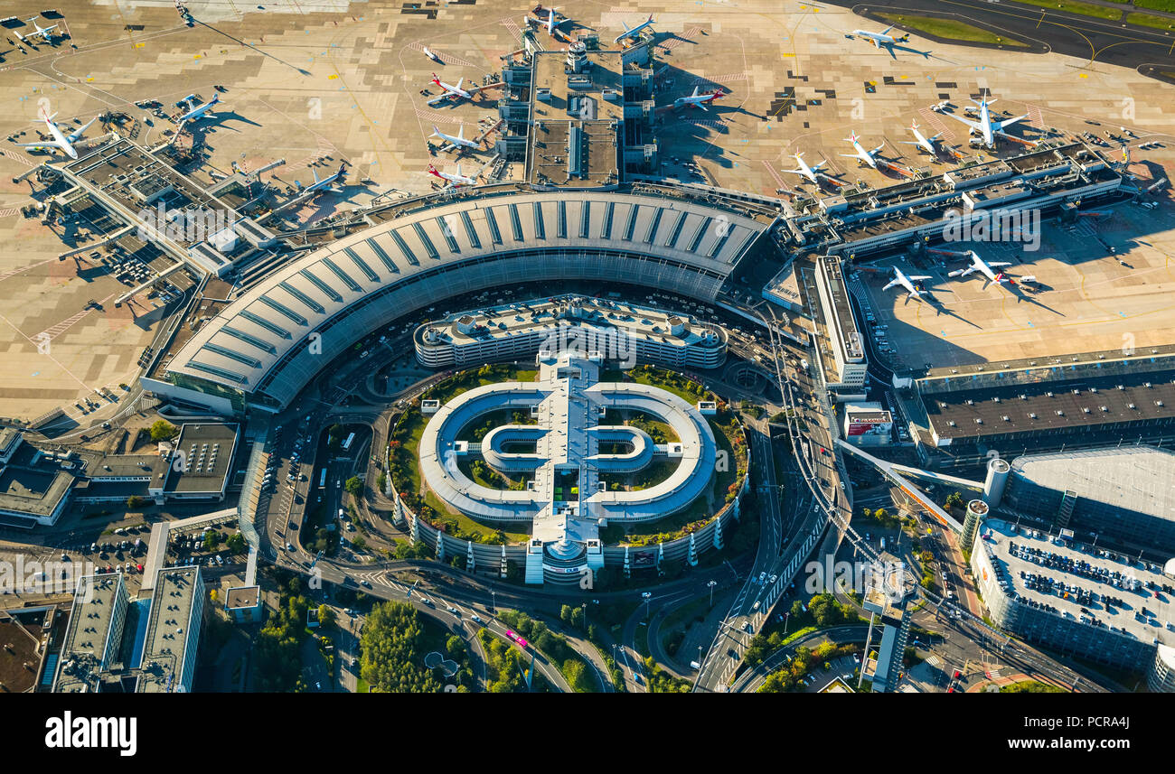 L'Aéroport International de Düsseldorf, l'aéroport, à l'Arrivée, Arrivée hall, hall de départ, tablier, à l'arrivée, doigt, d'aéronefs, de tourisme, de Düsseldorf, Rhénanie-du-Nord - Westphalie, Allemagne Banque D'Images