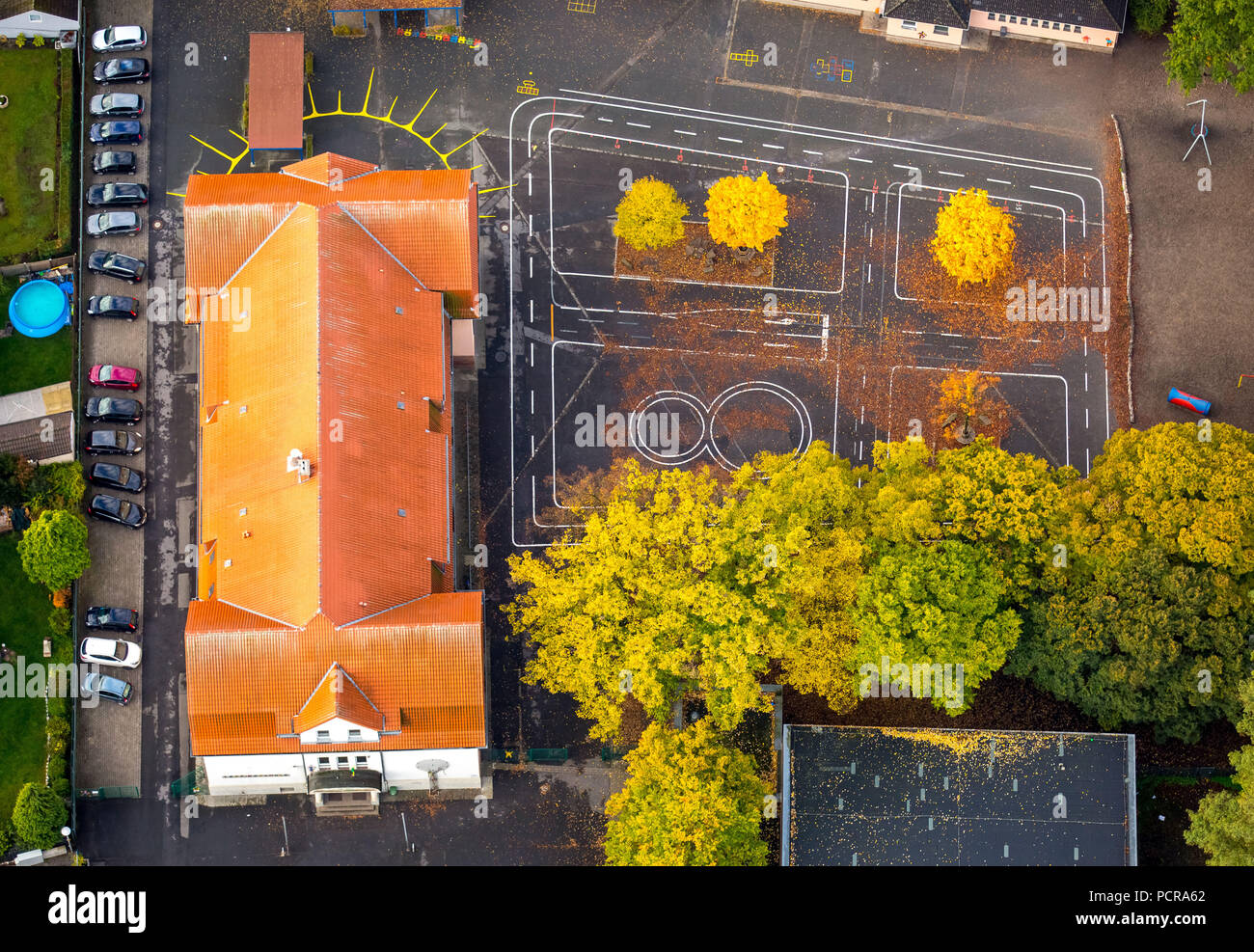 Lessing, d'école, l'école de l'école, à l'éclat des arbres à feuilles caduques, feuillage de l'automne, Herringen, Hamm, Ruhr, Rhénanie du Nord-Westphalie, Allemagne Banque D'Images